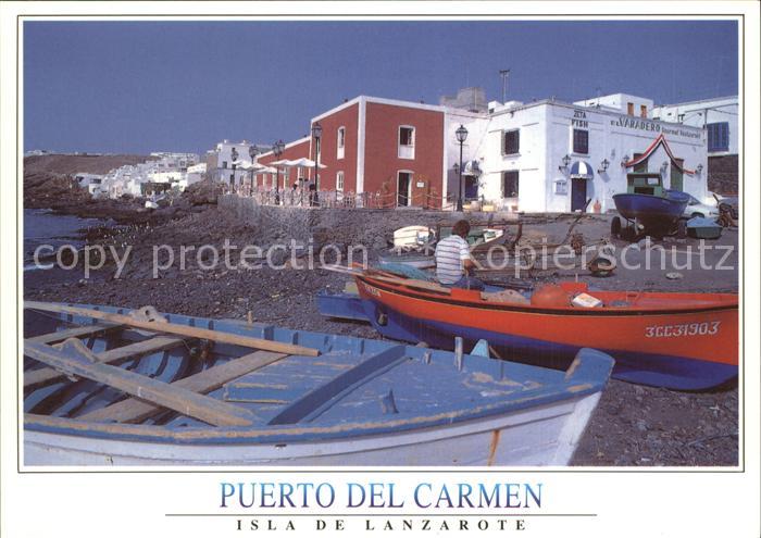 Puerto del Carmen Fischerboote am Strand Kanarische Architektur