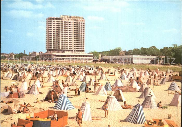 Warnemuende Ostseebad Blick vom Strand zum Hotel Neptun