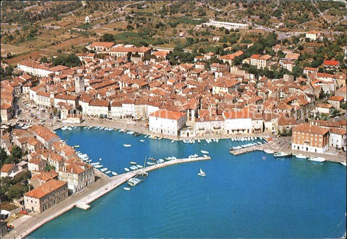 Cres Fliegeraufnahme mit Hafen