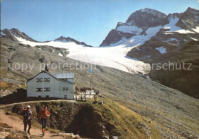 Wiesbadener Huette mit Piz Buin Vermuntpass Piz-Mon und Piz-Jeremias