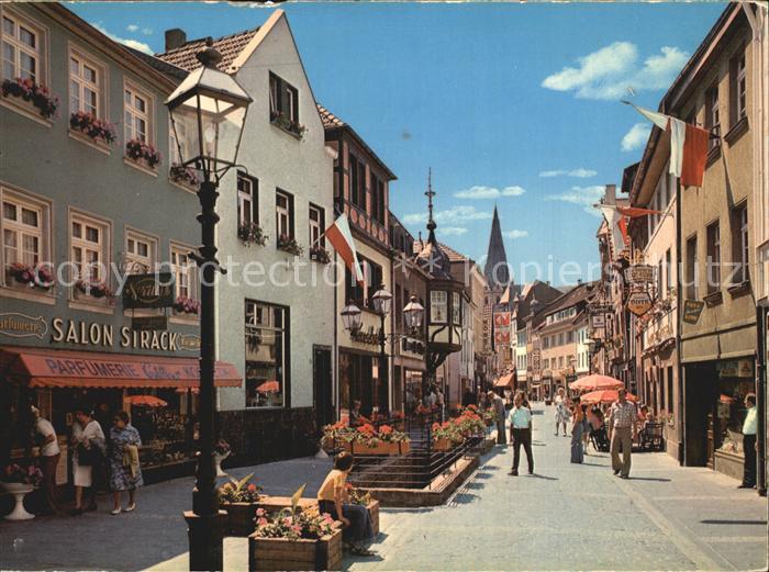 Ahrweiler Grafschaft Fussgaengerzone Niederhutstrasse mit Pfarrkirche