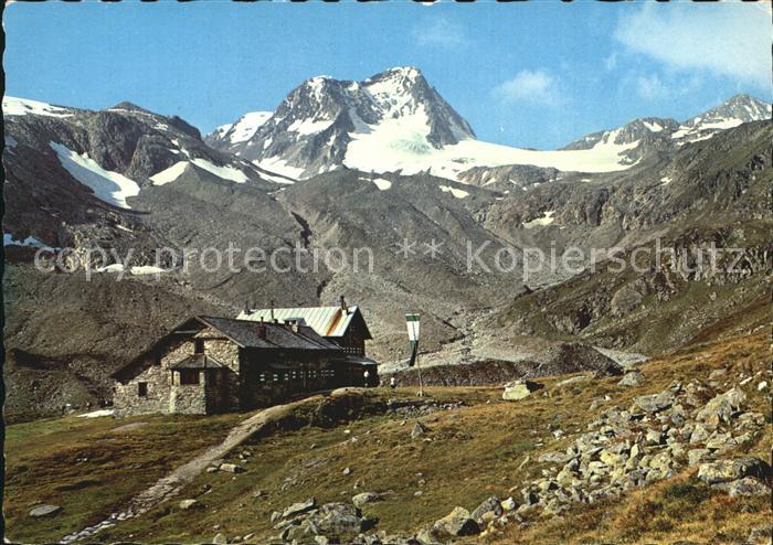 Dresdnerhuette mit Schaufelspitze Stubaital