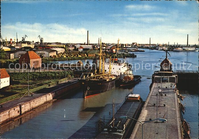 Bremerhaven Blick auf Doppelschleuse Fischereihafen