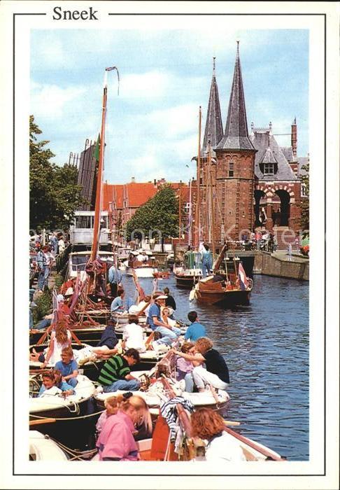 Sneek Boote am Kanal Kirchtuerme