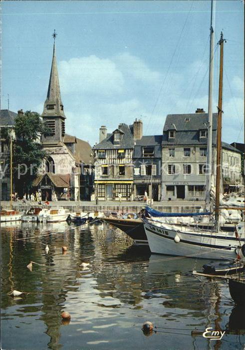 Honfleur Le vieux bassin au dernier plan le quai St Etienne Eglise St Etienne Mu