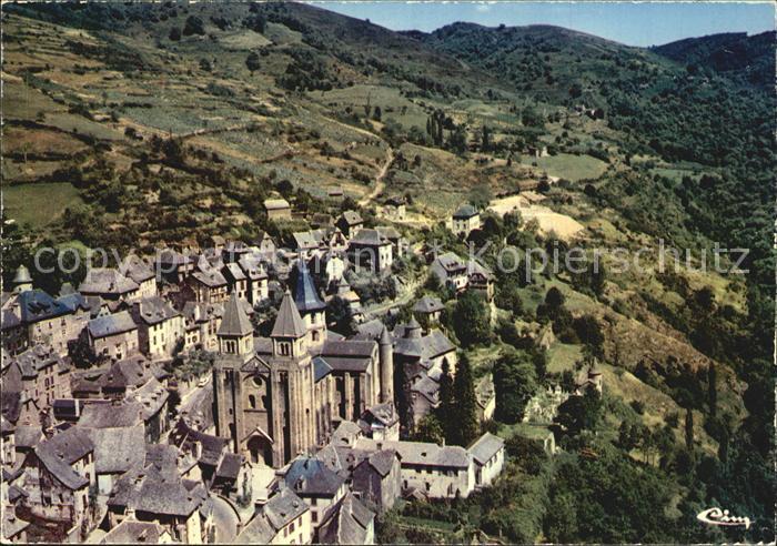 Conques Aveyron Vue aerienne sur l'eglise abbatiale
