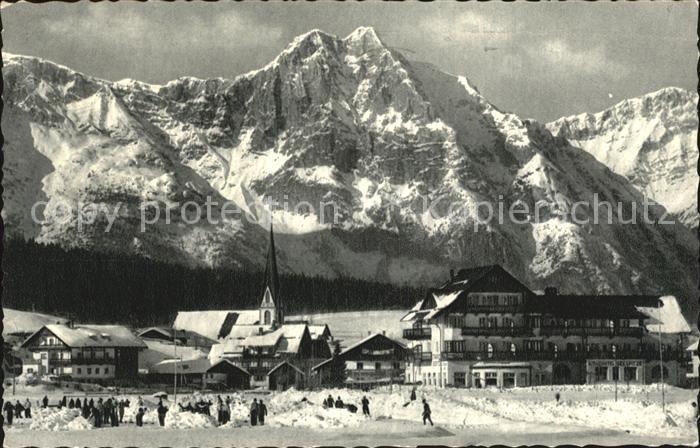 Seefeld Tirol Ortsansicht mit Kirche gegen Wettersteingebirge im Winter