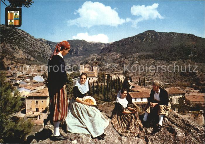 Valldemosa Parejas tipicas y la Cartuja