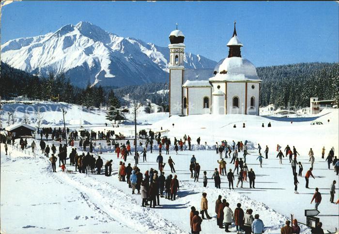 Seefeld Tirol Eislaufplatz mit Seekirchl gegen Hocheder Winterpanorama