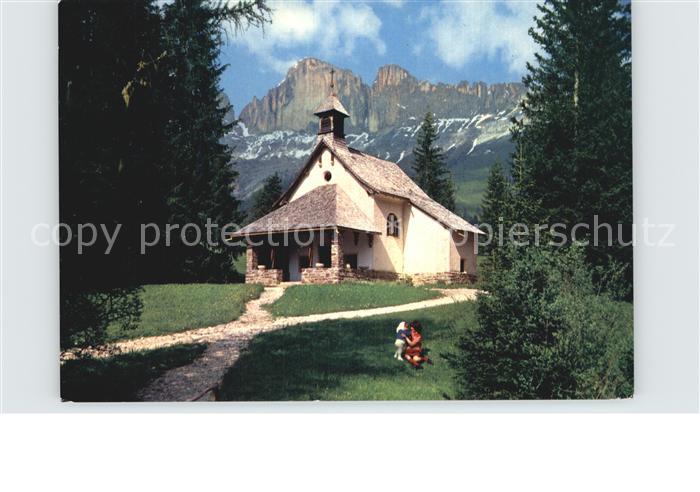 Karersee Suedtirol Kirche an der Dolomitenstrasse