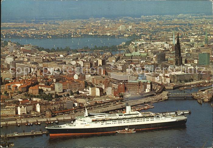 HAMBURG  CITY Blick auf Stadt ueberseebruecke TS Queen Elizabeth II