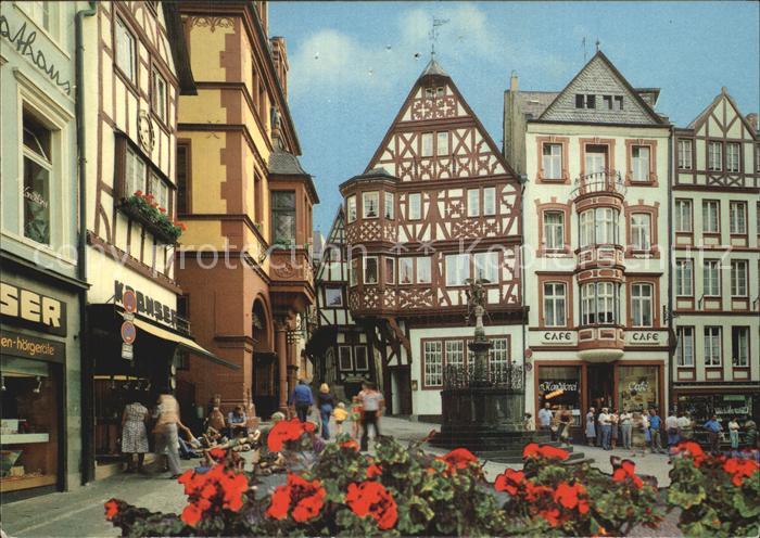 BERNKASTEL-KUES Berncastel Rheinland-Pfalz Marktplatz mit Rathaus Spitzenhaus
