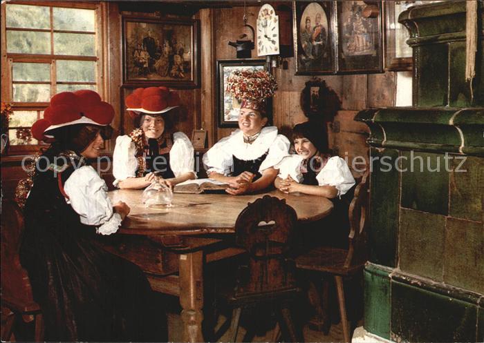 Gutachtal Gutacherinenn am Esstisch des Vogtbauernhofes