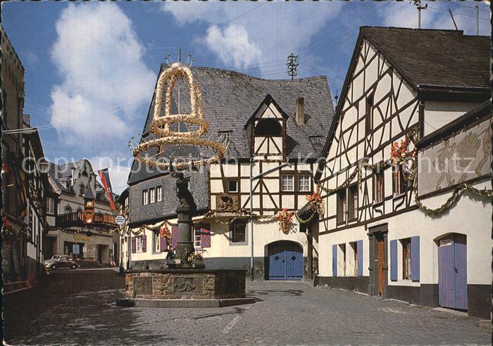 Winningen Mosel Weinhexenbrunnen Innenstadt Fachwerkhaeuser