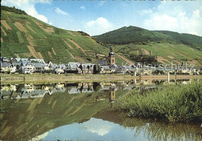 Zell Mosel Uferpartie am Fluss Wasserspiegelung Weinberge