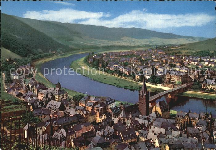 BERNKASTEL-KUES Berncastel Rheinland-Pfalz Panorama Blick ueber die Mosel Brueck
