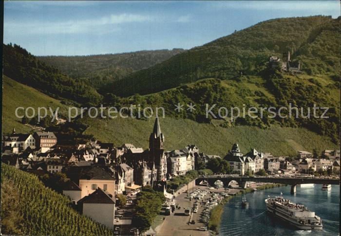 BERNKASTEL-KUES Berncastel Rheinland-Pfalz Uferstrasse an der Mosel Dampfer Burg