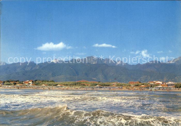 Forte dei Marmi Spiaggia con le Alpi Apuane Strand Apuanische Alpen