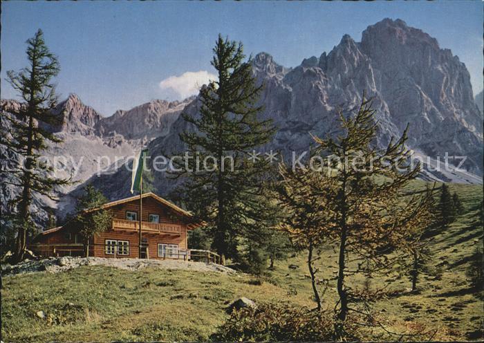 Tuerlwandhuette mit Hunerkogel und Tuerlspitze Dachsteingebirge