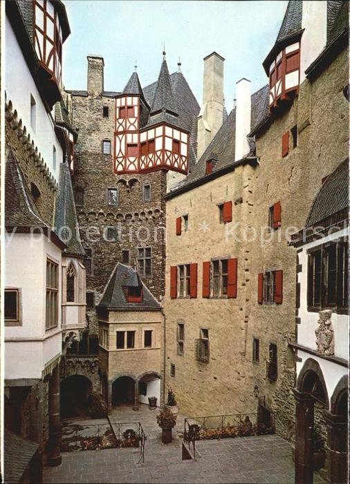 Burg Eltz Burghof