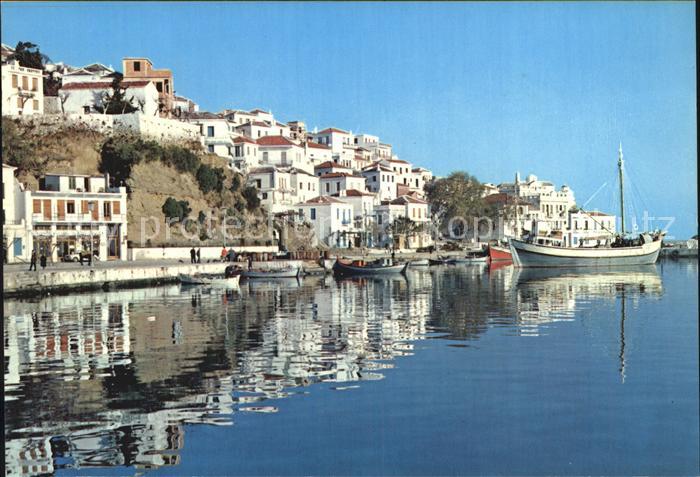 Griechenland Greece Scopelos Haeuser am Meer