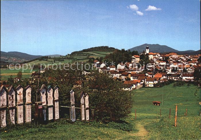 Lam Oberpfalz Friedhof Ortsblick mit Hohenbogen