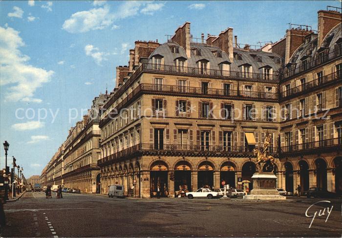 Paris Place des Pyramides La statue de Jeanne d Arc et la rue de Rivoli