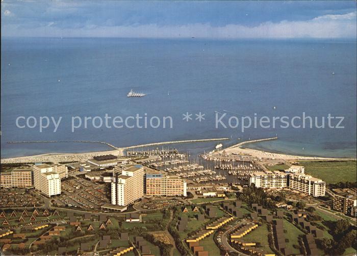 Damp Fliegeraufnahme mit Segelhafen