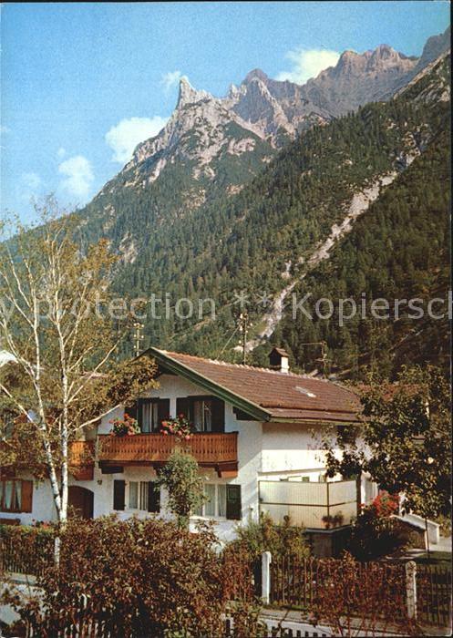 Mittenwald Bayern Pollerhaeusl mit Karwendel