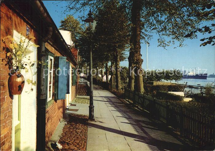 oevelgoenne Alte Haeuser an der Elbe