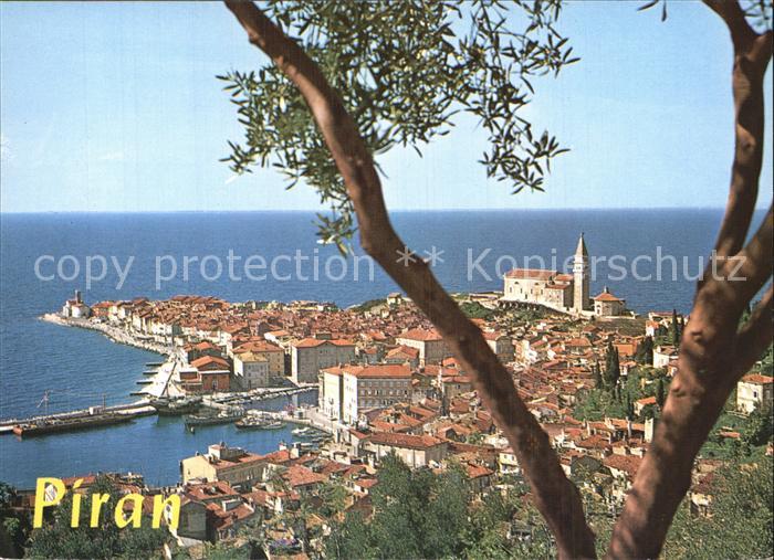 Piran Blick auf die Altstadt Hafen Kuestenstadt