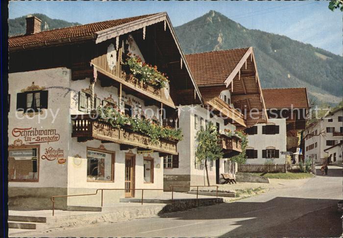 Marquartstein Dorfstrasse Blick auf Hochlaerch Bayerische Alpen