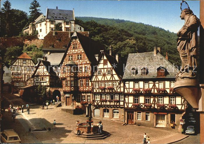 Miltenberg Main Marktplatz mit Blick zur Burg Brunnen Fachwerkhaeuser