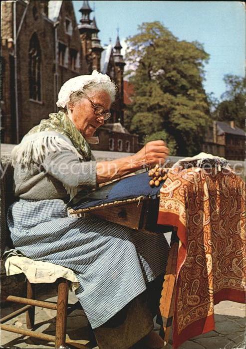 BRUGGE Bruges Belgie Kantwerkster aan't werk Spitzenkloepperin bei der Arbeit