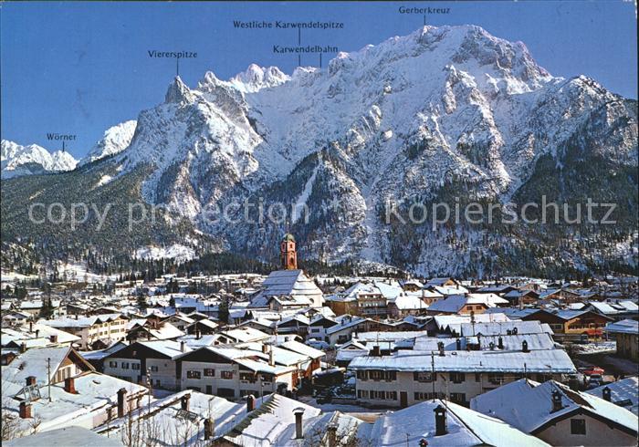Mittenwald Bayern Stadtbild mit Blick zum Karwendelgebirge Winterpanorama