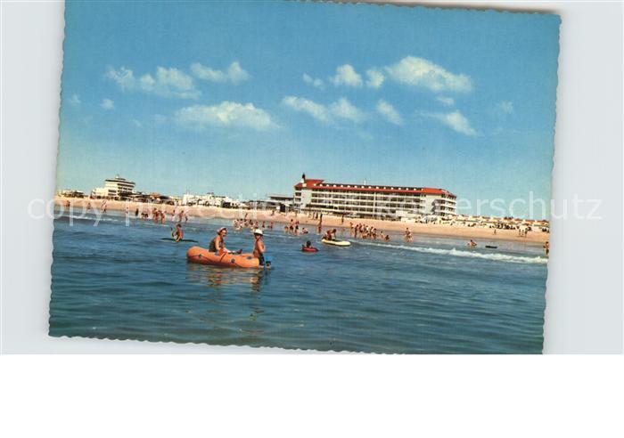 Monte Gordo A praia e ao fundo o Hotel Vasco da Gama Strand Hotel