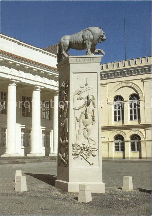 Schwerin Mecklenburg Loewendenkmal Markt