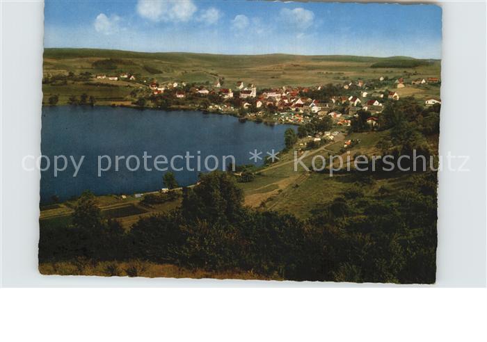 Schalkenmehren Naturpark Suedeifel mit Maar