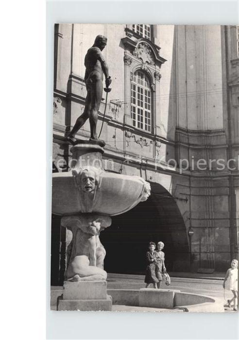 Wroclaw Szermierz przed Uniwersytetem