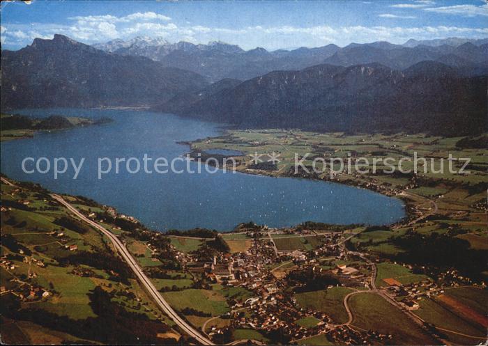 Mondsee Salzkammergut mit Schafberg Hoher Dachstein Fliegeraufnahme