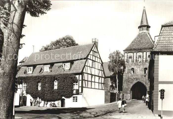 Stralsund Mecklenburg Vorpommern Kuetertor und Jugendherberge
