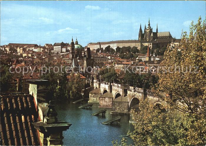 Praha Prahy Prague Karlsbruecke mit Burg