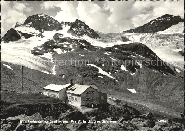 Wiesbadener Huette mit Piz Buin Silvretta