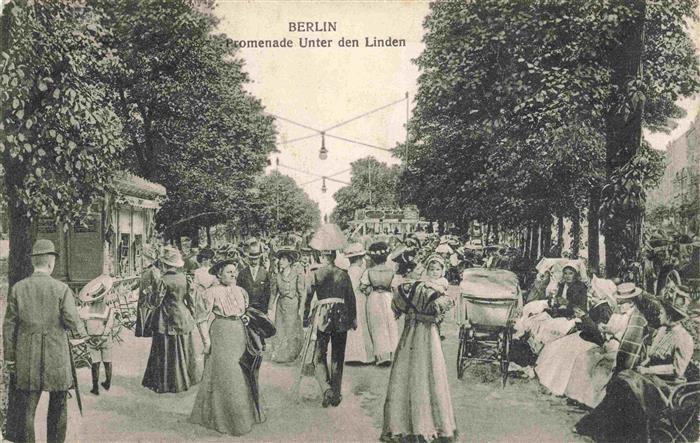 BERLIN  CITY Unter-den-Linden Promenade Baeume Passanten Damen Soldaten Kinderwa