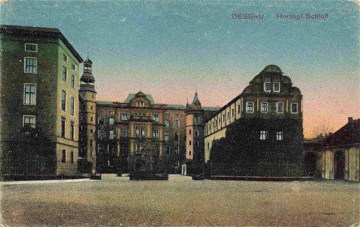 DEssAU-ROssLAU Herzogl-Schloss Barockpalast Hof Residenz Turm Toreinfahrt Ziegel