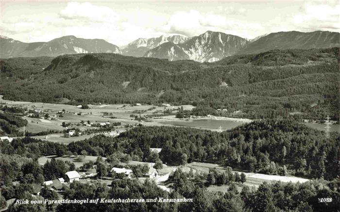 Keutschach am See Kaernten AT Blick vom Pyramidenkogel auf Keutschachersee und K