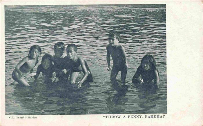 Neuseeland New Zealand NZ Kinder im Wasser Throw a Penny Pakeha
