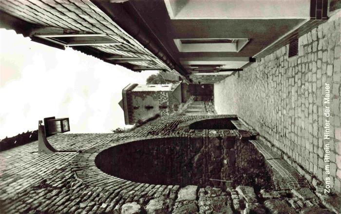 Zons Rhein Hinter der Mauer