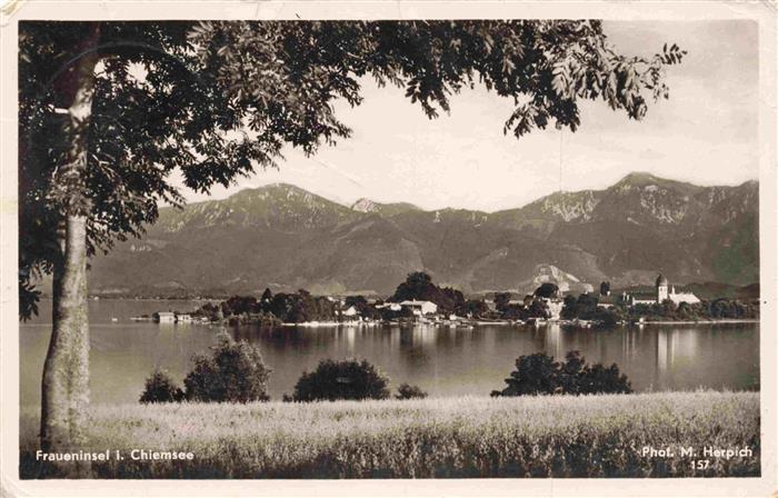 Fraueninsel Chiemsee Ansicht vom Ufer aus Blick gegen Chiemgauer Alpen