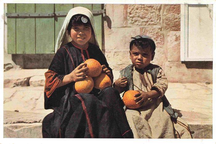 Jerusalem  Yerushalayim Israel Kinder mit Palaestina-Orangen